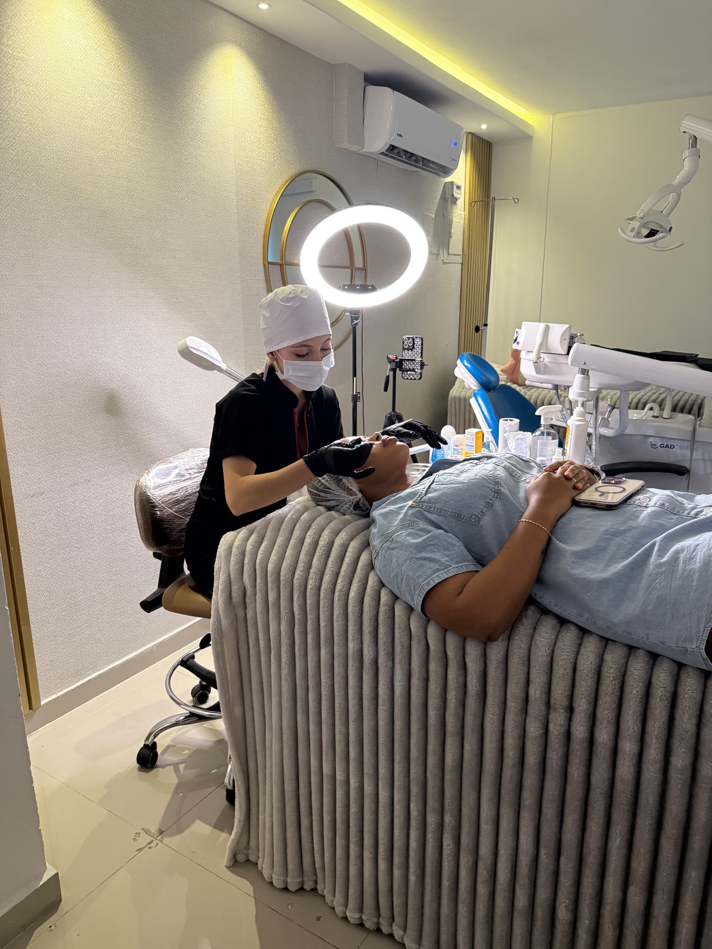 Cabina de atención estética con camilla y luz de anillo